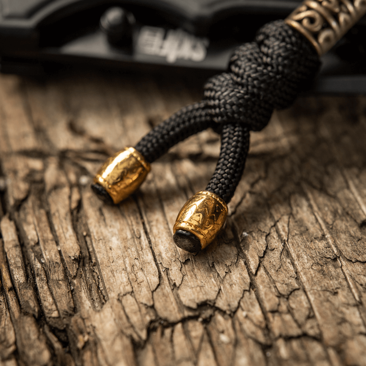 M-Tac Zeus Lanyard, punottu paracord-malli, koristeellinen ja käytännöllinen lisä kultaisilla yksityiskohdilla, ihanteellinen veitselle ja varusteille.