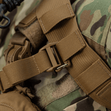 Yksityiskohta M-Tac reppu Sturm Elite Gen.II soljesta camo-kuviolla ja vahvistetusta remmistä, Cordura 500D ja 1000D -materiaalit.