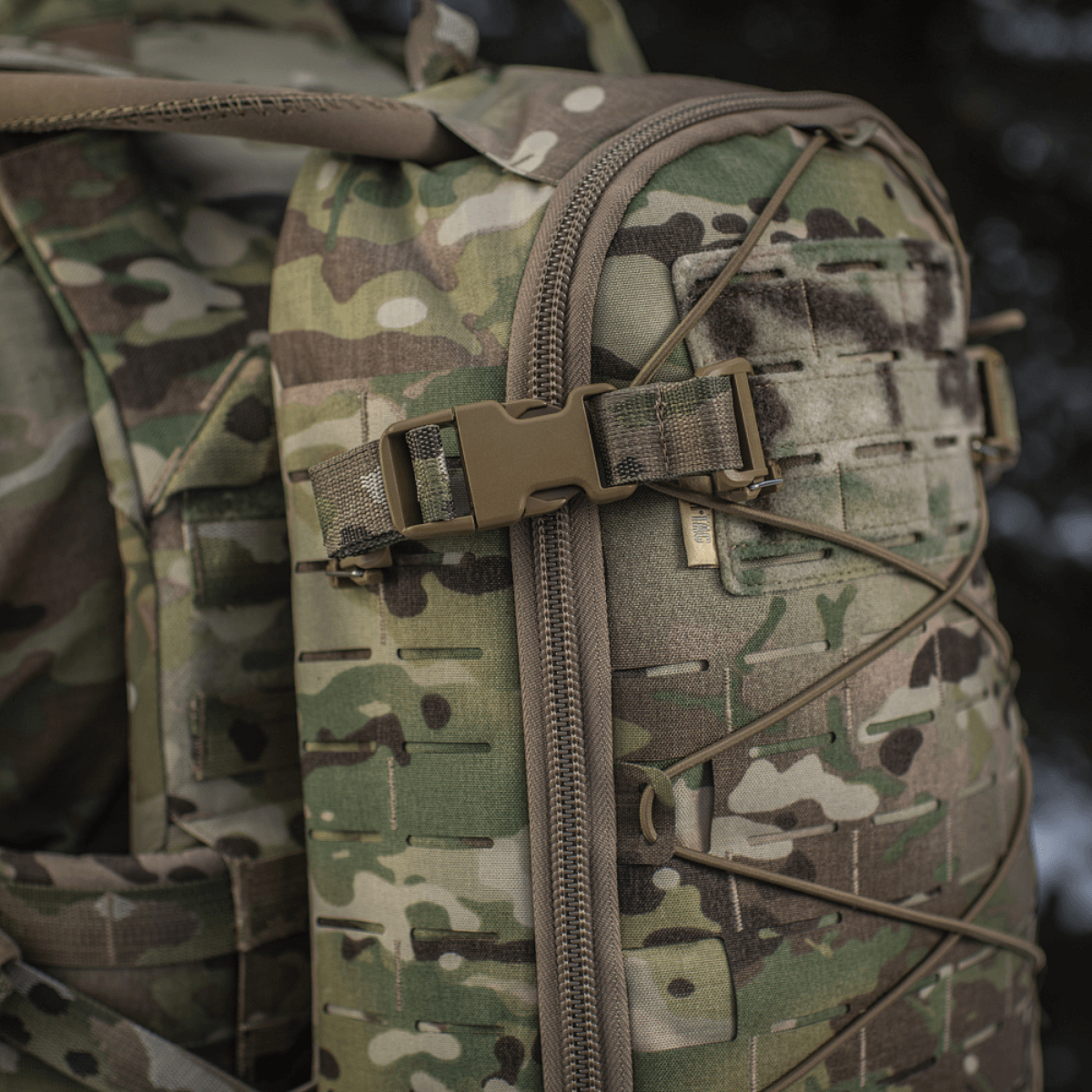 Lähikuva M-Tac reppu Sturm Elite Gen.II MOLLE Laser Cut -järjestelmällä ja joustonarulla takille tai maastoverkolle.