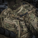 M-Tac reppu Sturm Elite Gen.II maastokuvioinnilla, MOLLE-järjestelmällä ja sisäänrakennetulla juomajärjestelmällä, kuvattu kenttäasetelmassa.