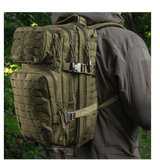 M-Tac Large Assault Pack Laser Cut -reppu pehmustetuilla olkahihnoilla, sivunäkymä luonnossa