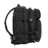 M-Tac Assault Pack Laser Cut, musta, kestävä polyesteri MOLLE-järjestelmällä, sivukuva säädettävillä remmeillä ja vetoketjutaskuilla.