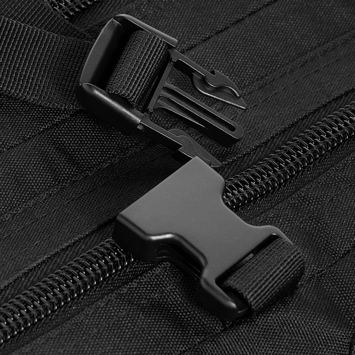 M-Tac Assault Pack Laser Cut solki- ja vetoketjudetaljeissa mustassa polyesterissä.
