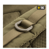 Yksityiskuva M-Tac Large Assault Pack -repusta, MOLLE-kiinnitys ja metallirengas.