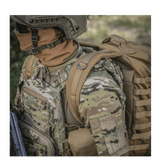 M-Tac Large Assault Pack -reppu MOLLE-järjestelmällä ja pehmustetuilla olkahihnoilla, nähtynä henkilöllä maastovarusteissa.