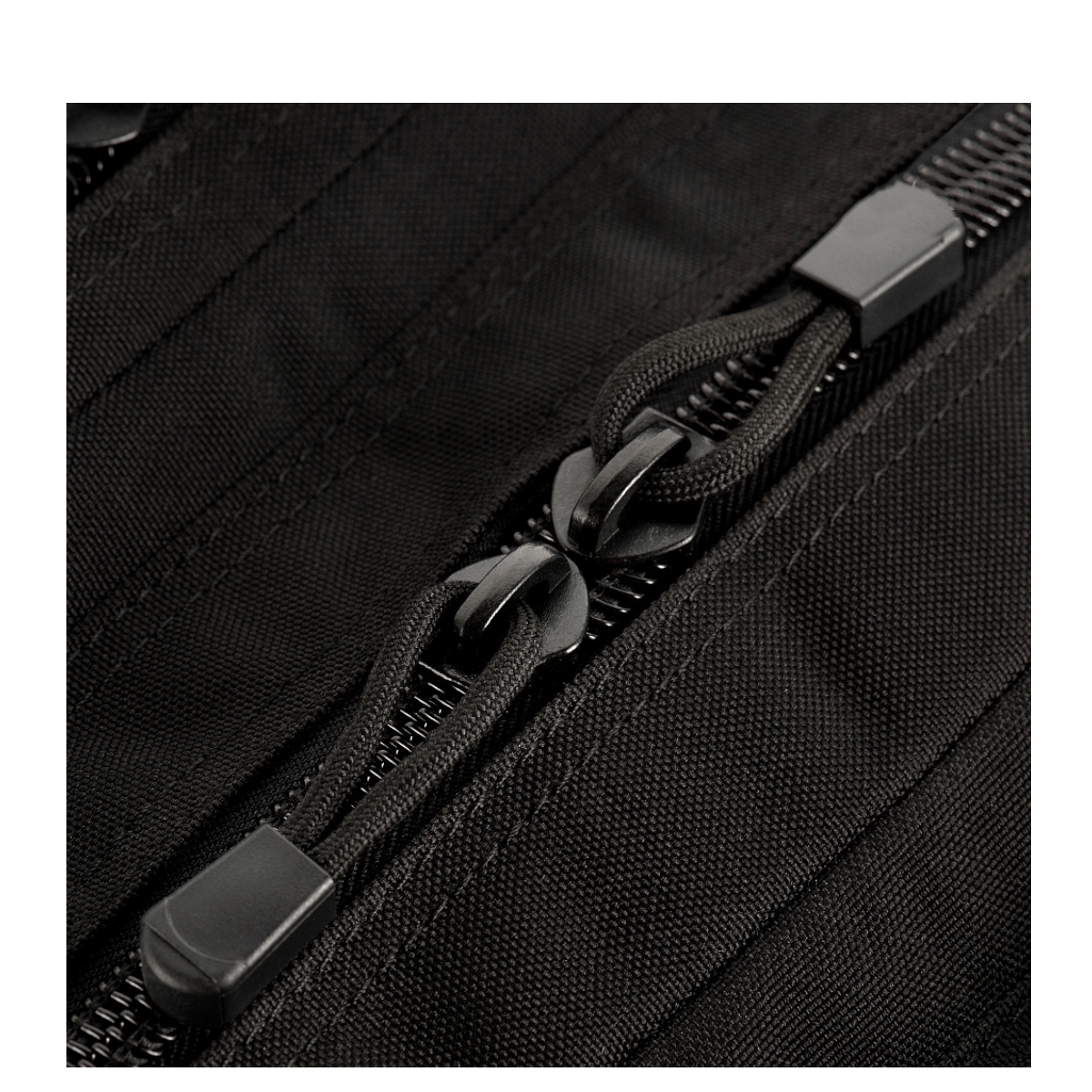 Sulkemismekanismi M-Tac Large Assault Pack -repussa, kaksi isoa vetoketjutaskua