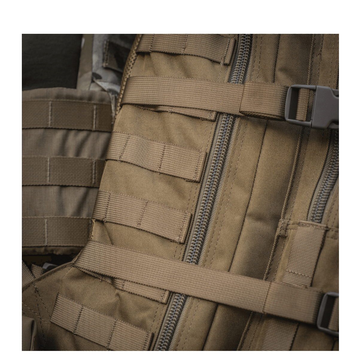 Lähikuva M-Tac Large Assault Pack -repusta, MOLLE-järjestelmä, beige.