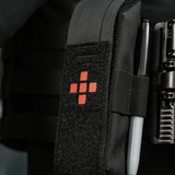 M-Tac-tasku Tourniquet Closed -tourniquitille, kestävä materiaali, tarrakiinnitys ja lääkintämerkki, gallerian sijainti 1, ammatilliseen ensiapuun.
