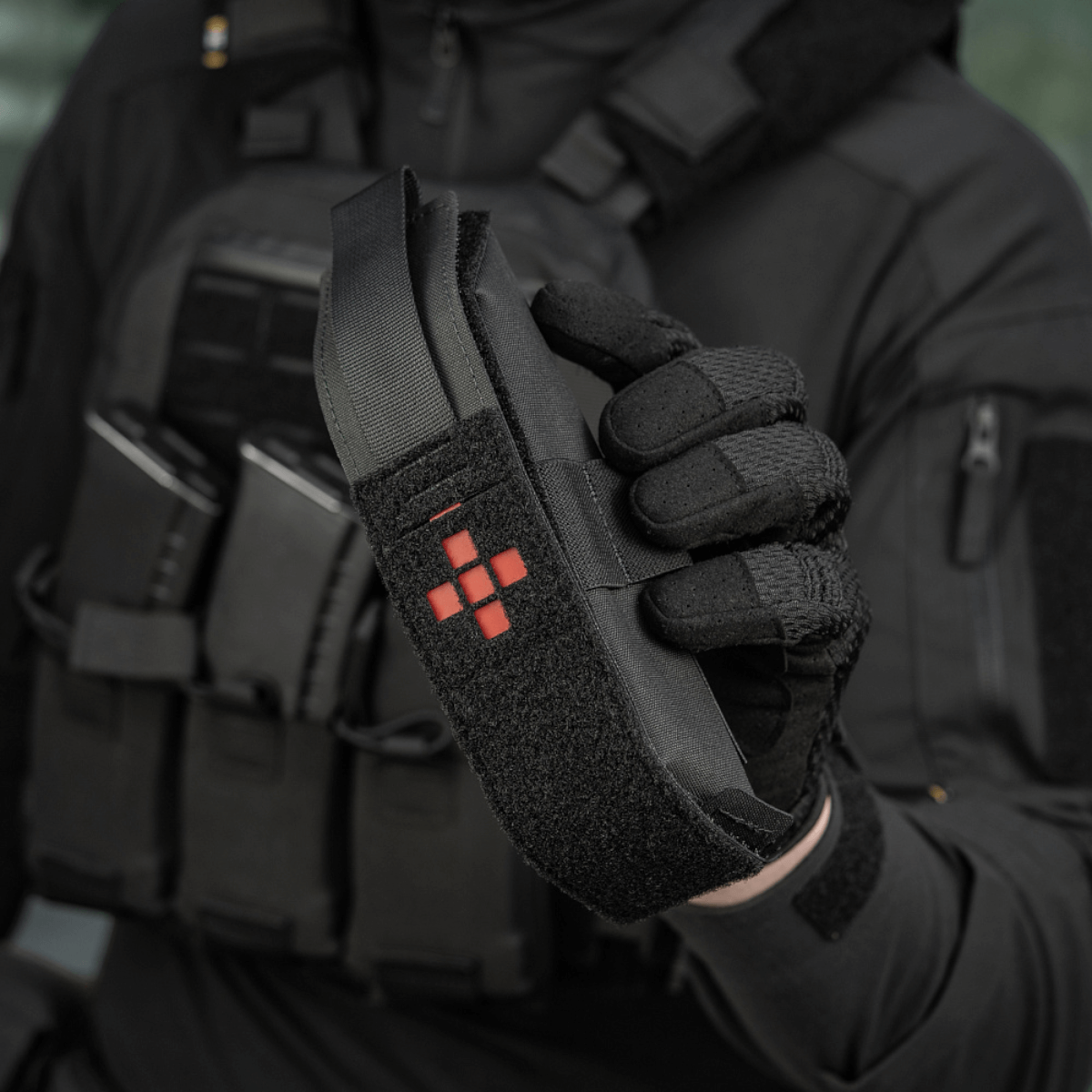 M-Tac-tasku Tourniquet Closed -tourniquitille, kestävä nylon, tarrakiinnitys ja lääkintämerkki, gallerian sijainti 1, ammatilliseen ensiapuun.