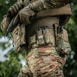 M-Tac Double Magazine Pouch APS Laser Cut kiinnitettynä sotilaan vyöhön camo-kuosissa.