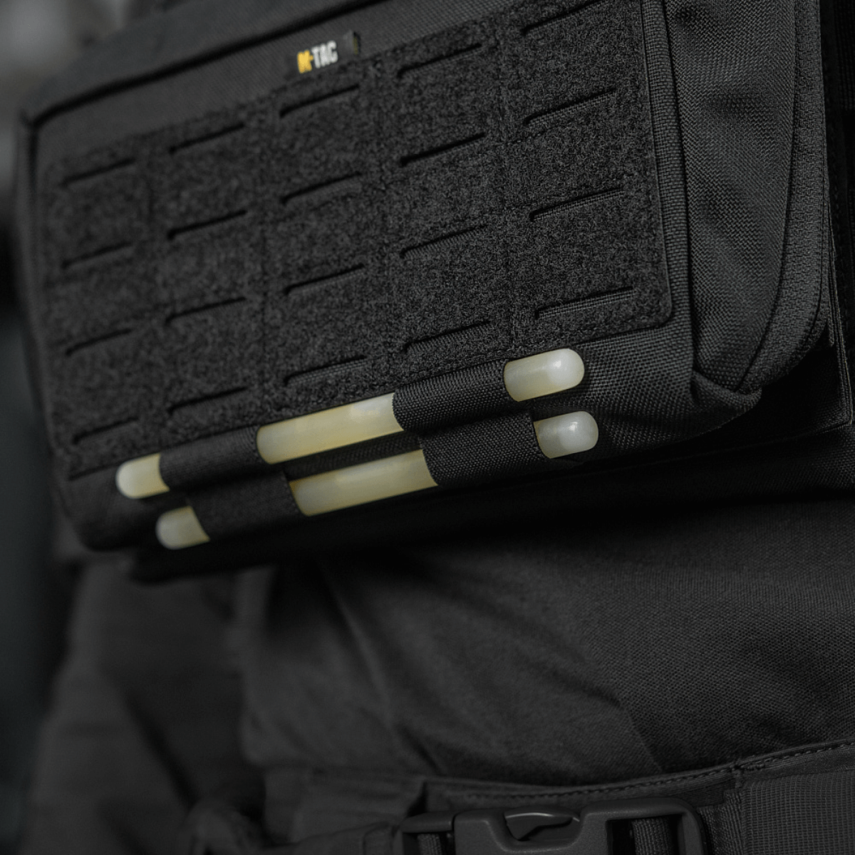 Lähikuva M-Tac Admin Pouch Large Elite -taskusta kiinnitettynä reppuun, Cordura 500D ja Laser Cut -tarrapaneeli.