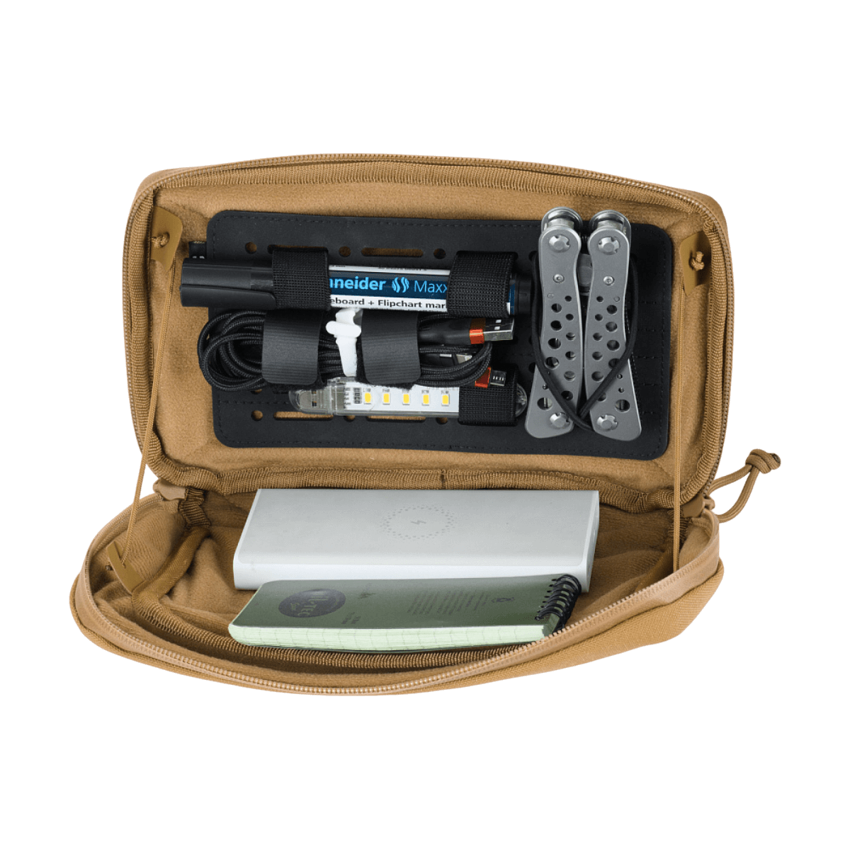 M-Tac Admin Pouch Large Elite käytössä työkalujen ja varusteiden kanssa, kestävä Cordura-rakenne.
