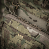 M-Tac Admin Pouch Large Elite camouflage-mallissa taktista varustusta varten, valmistettu kestävästä Cordura-materiaalista.