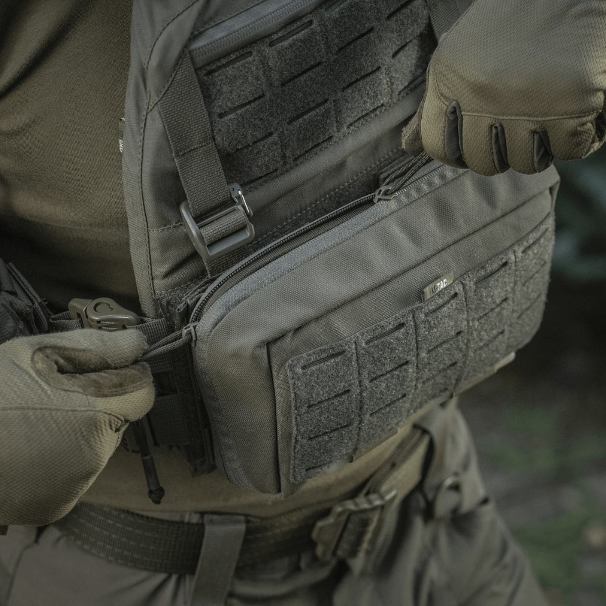 M-Tac Admin Pouch Large Elite käytössä taktisen varustuksen kanssa, valmistettu Cordura 500D:stä, velcro-panel ja säilytystilat.