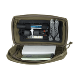 Avoin M-Tac Admin Pouch Large Elite, sisällä taktista varustusta kuten taskulamppu ja monitoimityökalu järjestettynä.