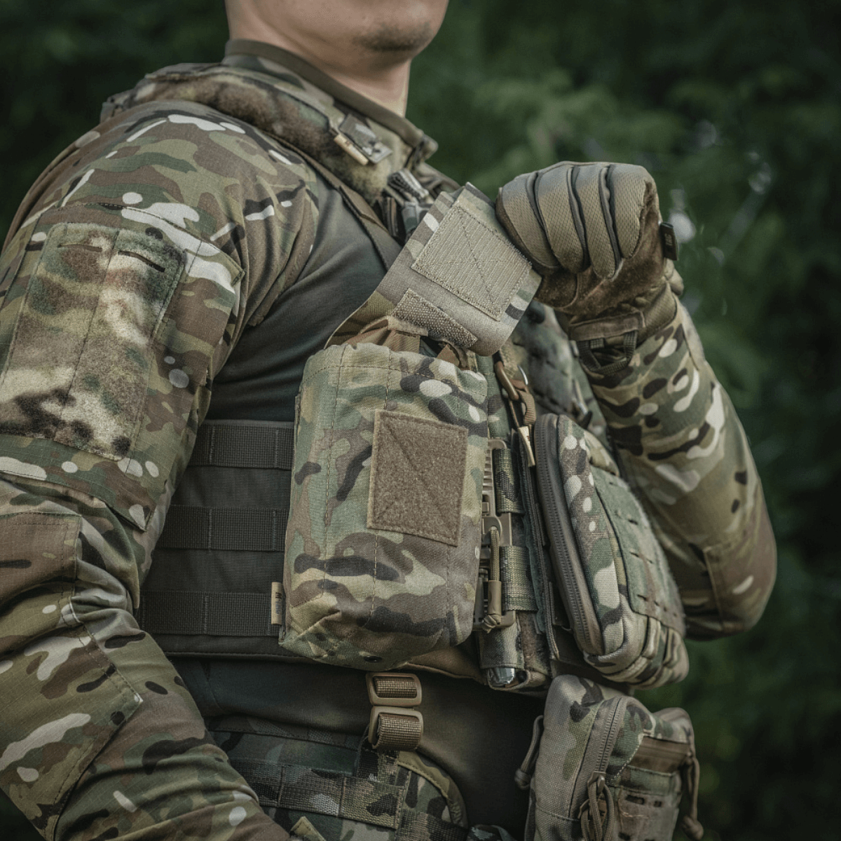 M-Tac Mediclomme Small Vertical Elite multicam-nylonista, NIJ-sertifiointi, kiinnitetty taktiseen varustukseen, näytetty galleria-asemassa 1.