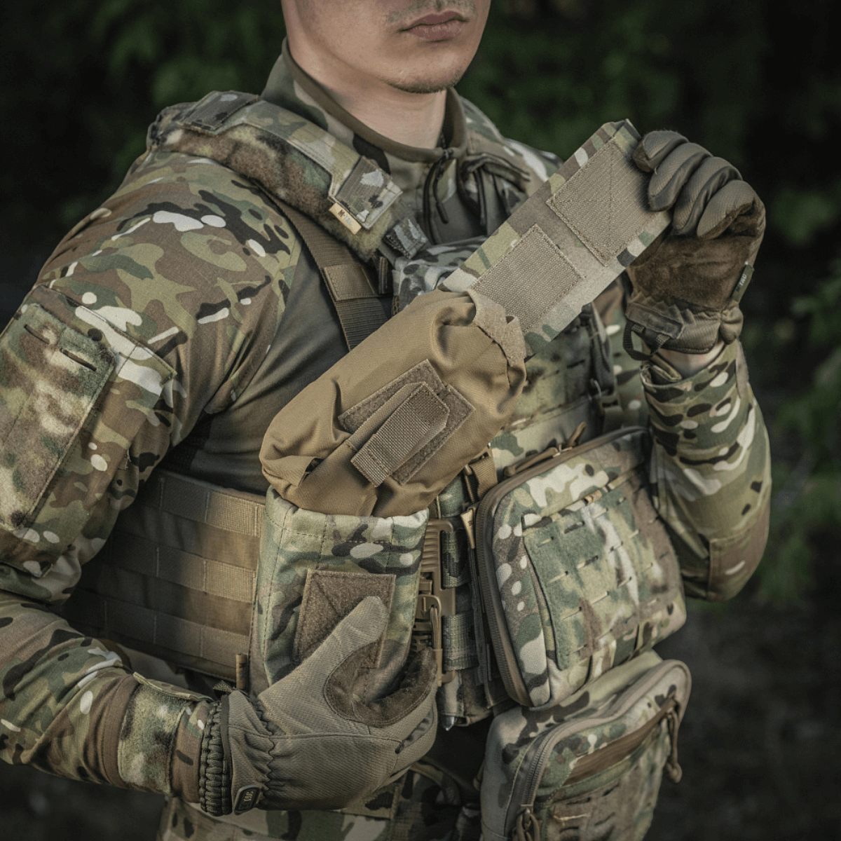 M-Tac Mediclomme Small Vertical Elite multicam-nylonista, NIJ-sertifiointi, sisäinen IFAK-organizer, kiinnitetty taktiseen varustukseen, näytetty galleria-asemassa 1.
