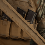 M-Tac Range -vyö Cobra Buckle Gen.IV taktisen varustuksen ja lippaataskujen kanssa, suunniteltu sotilas- ja poliisikäyttöön.