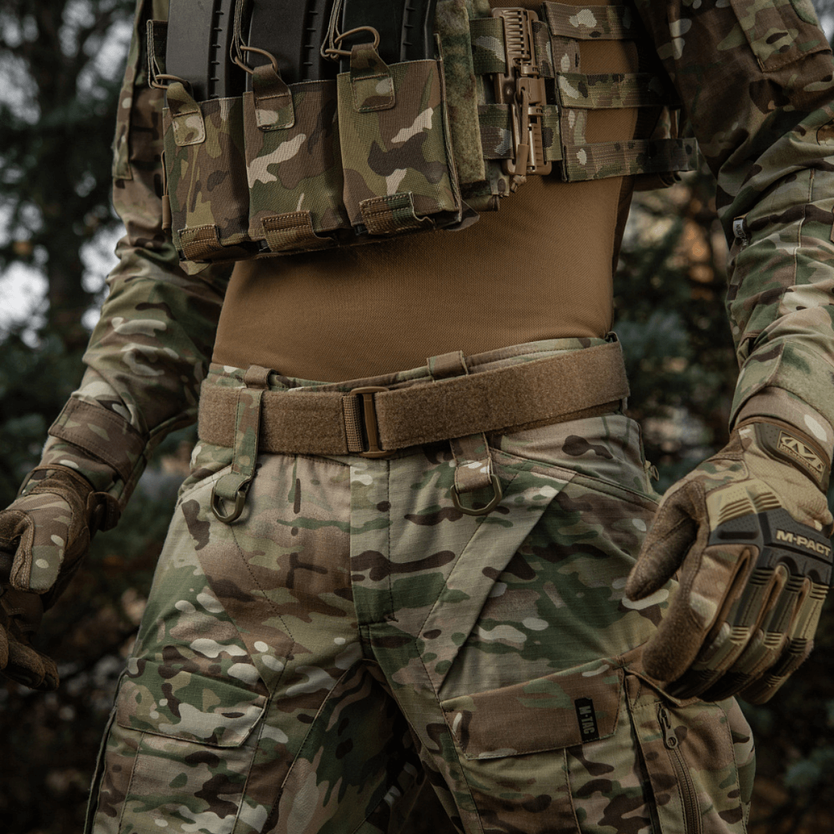 M-Tac Range -vyö Cobra Buckle Gen.IV taktisen univormun päällä, sopii sotilas- ja ampumaratakäyttöön, lipastaskuilla ja varusteiden kiinnikkeillä.
