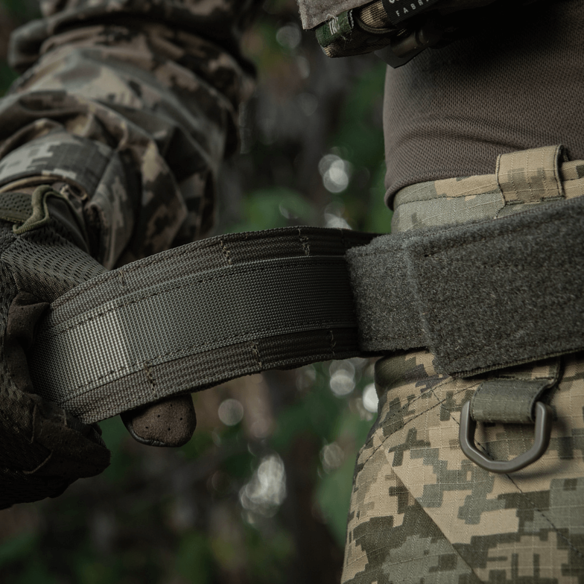 M-Tac Range -vyö Cobra Buckle Gen.IV taktisen käyttäjän päällä.