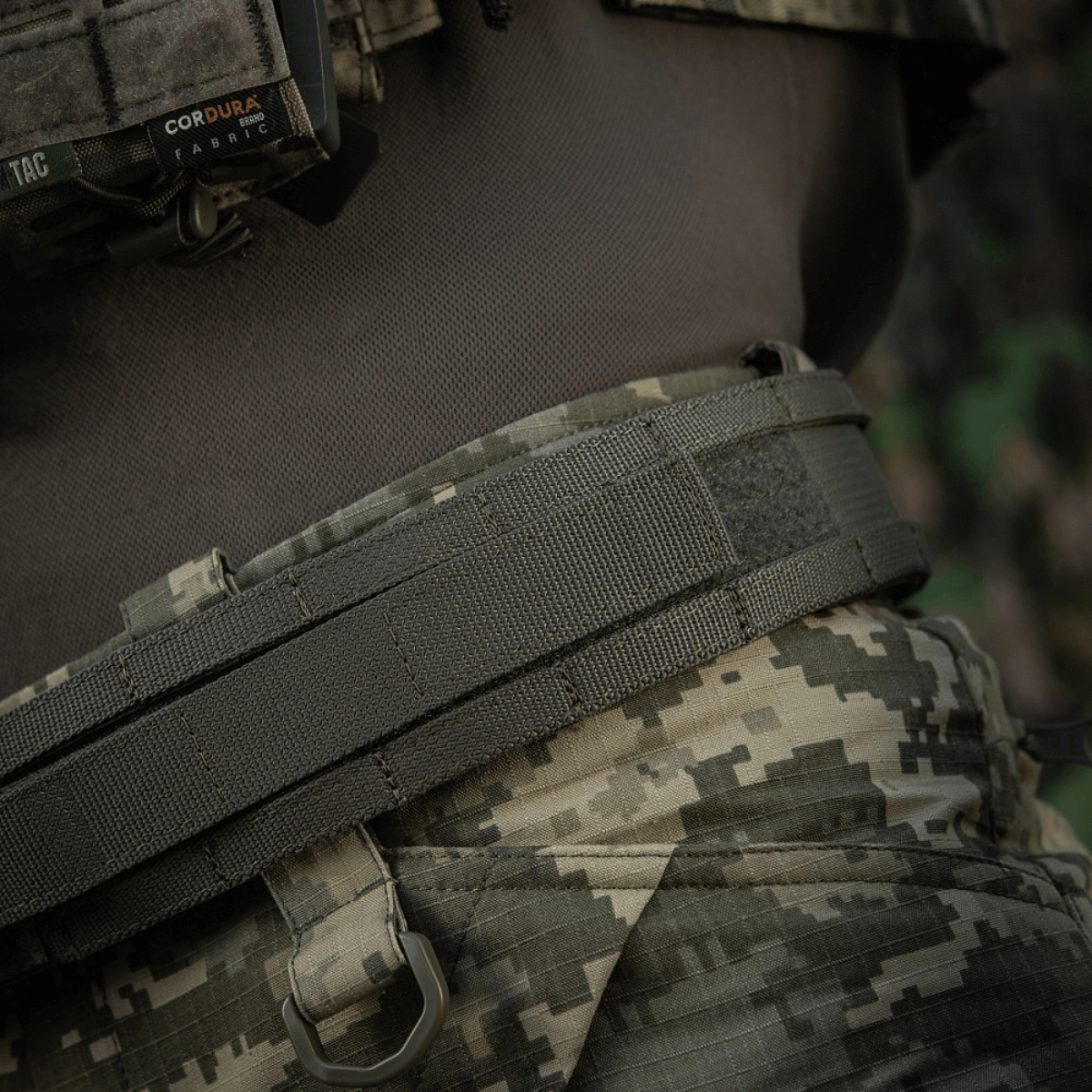M-Tac Range -vyö Cobra Buckle Gen.IV - taktinen vyö käytössä vahvikkeen ja tarviketelineiden kanssa.