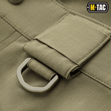Yksityiskohta M-Tac Shorts Aggressor Shortista, D-rengas oliivinvihreässä rip-stop-kankaassa taktisten varusteiden kiinnitykseen