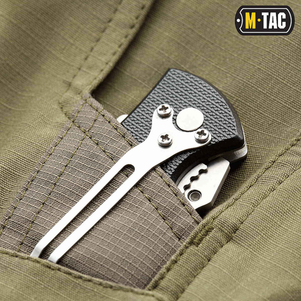 Tasku M-Tac Shorts Aggressor Shortissa, jossa työkalu kiinnitettynä, käytännöllisiä ominaisuuksia taktiseen käyttöön