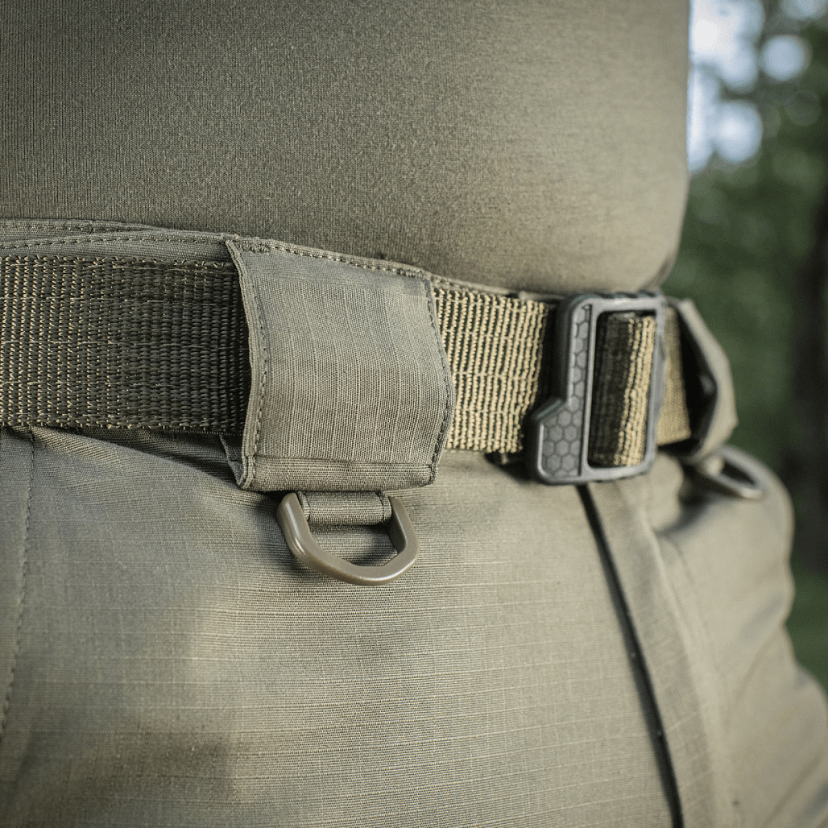 Kuva M-Tac Shorts Aggressor Shortista joustavalla vyölenkillä ja D-renkaalla, sopii taktiseen käyttöön ja mukavuuteen kuumina päivinä