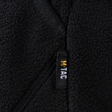 M-Tac Lite Microfleece Hættetrøje M-Tac-logolla reunustettuna elastisella nauhalla hyvään istuvuuteen. Musta mikrofleece, yksityiskohta