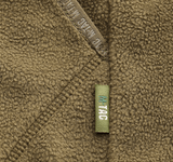 Yksityiskohta M-Tac Lite Microfleece Hættetrøje -tuotteesta mesh-strukturenilla ja joustavalla reunanauhalla, ihanteellinen mukavuuteen ja liikkumisvapauteen.
