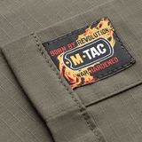 Lähikuva M-Tac Patrol Flex -takin merkistä ja yksityiskohdista, ripstop-materiaali, galleria-asema 1.