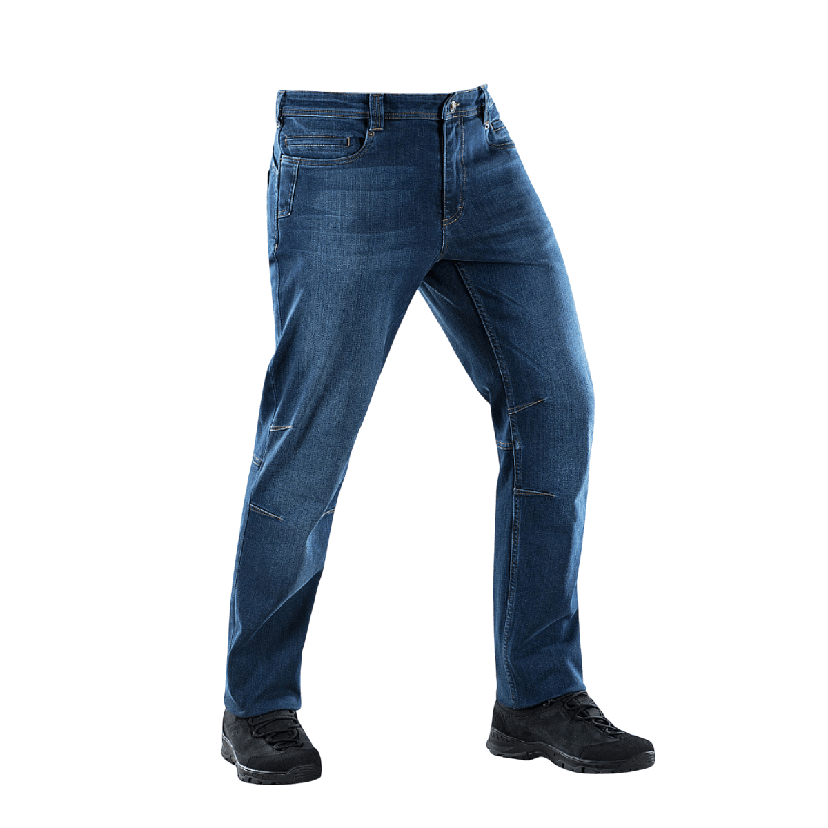 M-Tac Tactical Gen.I Regular Fit -farkut sinisessä denimissä valkoista taustaa vasten, mustien kenkien kanssa, näyttää farkkujen mallin ja istuvuuden.