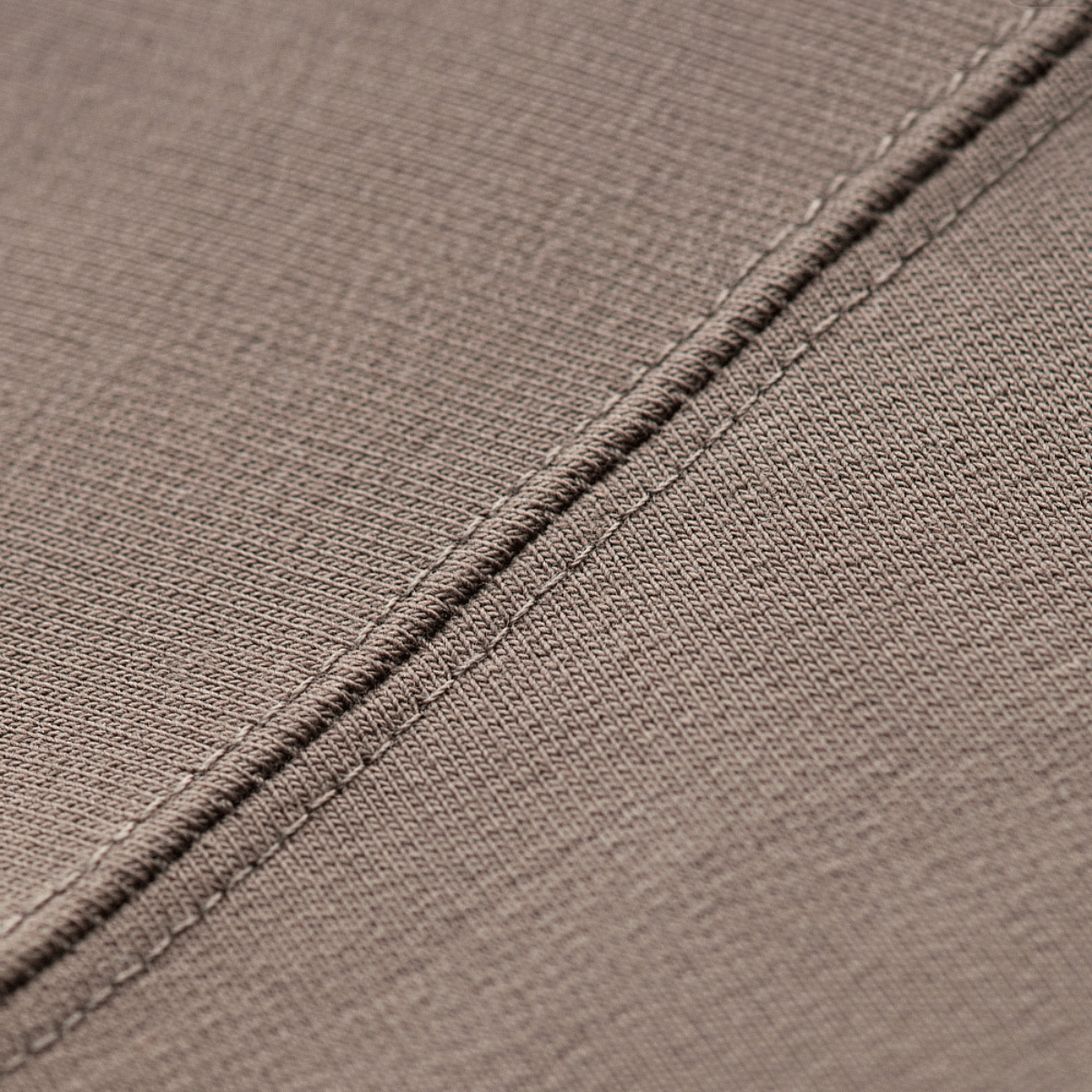 Lähikuva M-Tac Pullover 4 Seasons -kankaasta, ompelu- ja tekstuuridetalji, sopii ympäri vuoden ja taktiseen käyttöön