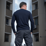 Mies M-Tac Long-sleeve T-shirt 93/7 päällä kaupunkiympäristössä, näyttää kestävän istuvuuden ja tyylikkään designin.