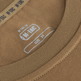 Lähikuva M-Tac Long-sleeve T-shirt 93/7 ruskean paidan kauluksesta, merkki näkyvissä.
