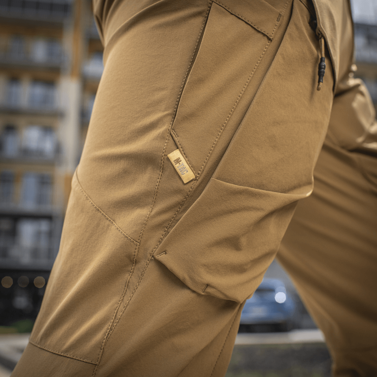 Lähikuva M-Tac Rubicon Flex -housuista innovatiivisella cargo-taskulla ja 4-Way Stretch -kankaalla harjoitteluun ja vapaa-aikaan.