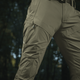 M-Tac Rubicon Flex metsässä, käytännölliset ja mukavat housut treeniin ja vapaa-aikaan, innovatiivinen cargo-taskusuunnittelu.