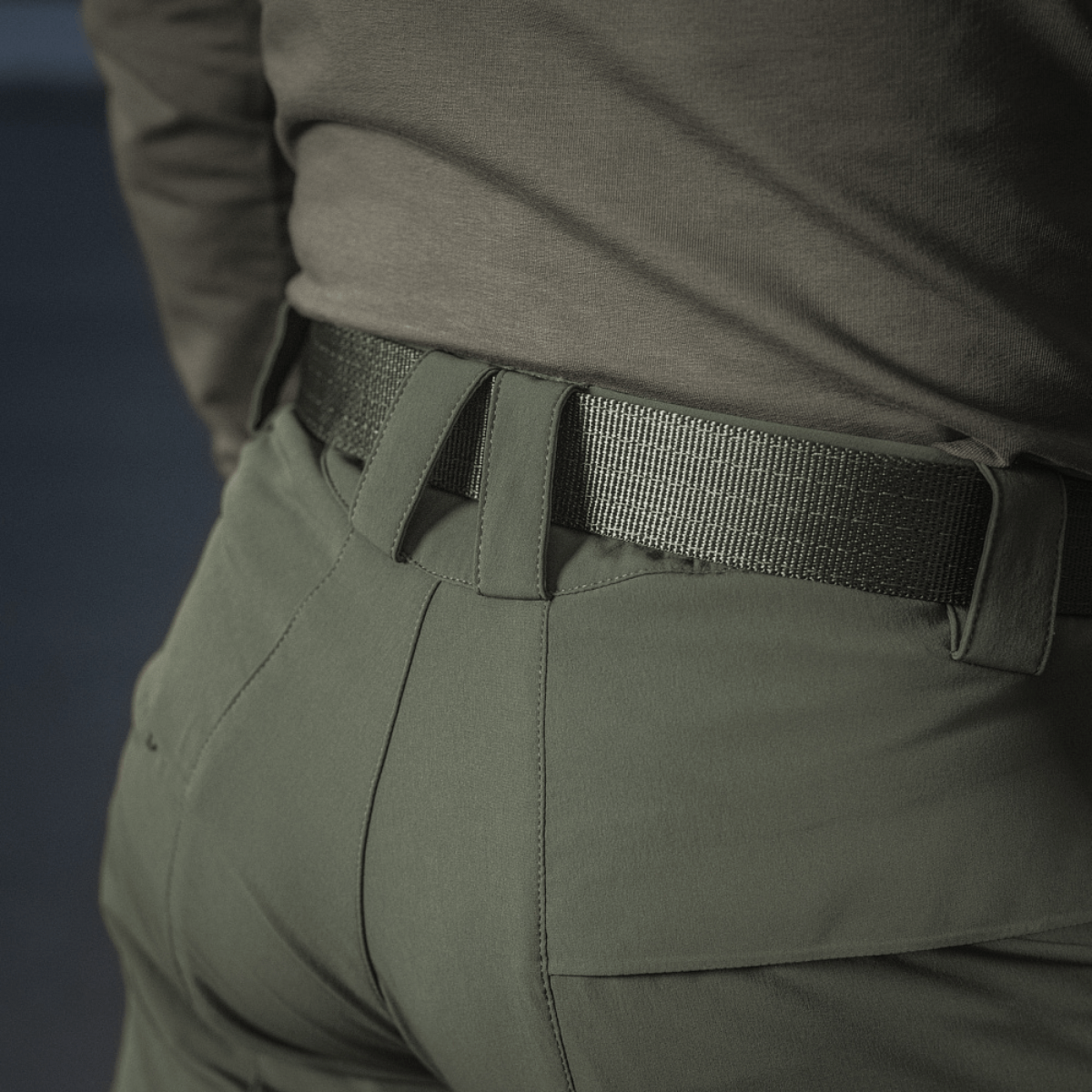 Yksityiskohta M-Tac Rubicon Flex -housuista innovatiivisella cargo-taskusuunnittelulla, tehty vedenpitävästä ja hengittävästä kankaasta.
