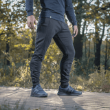 Mies pukeutuneena M-Tac Stealth Cotton -housuihin juoksuun ja arkeen. Puuvillakangas, kuminauha vyötäröllä, sivutaskut, mukavuuteen.