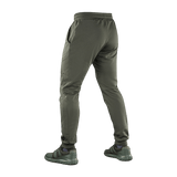 M-Tac Stealth Cotton -housut 100% puuvillaa kuminauhalla vyötäröllä ja kahdella sivutaskulla, suunniteltu juoksuun ja kuntosalille, nähtynä takaa.