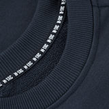 Lähikuva M-Tac Cotton Sweatshirtin kauluksesta laivastonsinisessä puuvillassa, näkyvät M-Tac-logon yksityiskohdat ja resorimuotoilu