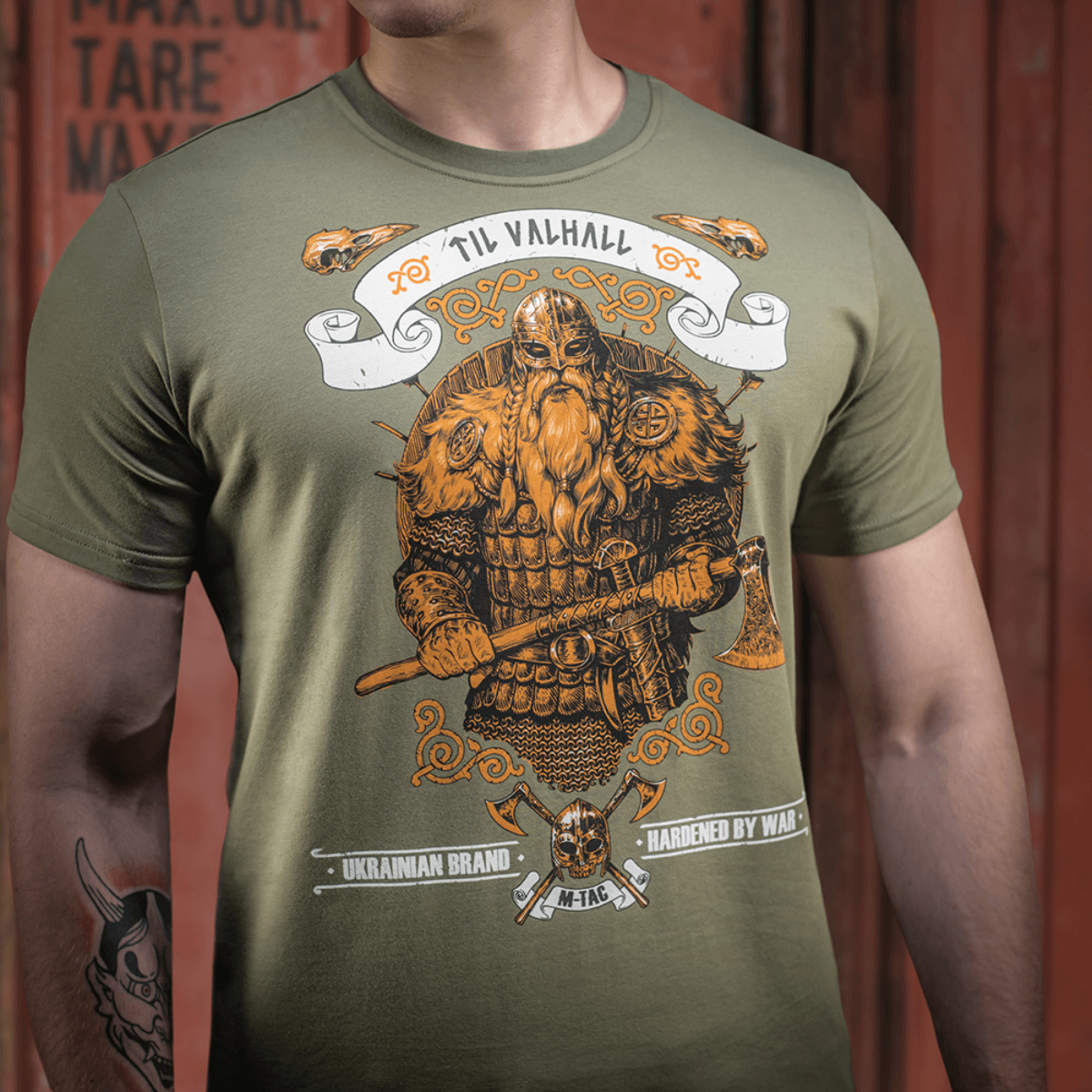 M-Tac T-shirt Viking, pelottava viikinki ja kirves, "Til Valhall" -teksti, korostaa taistelutahtoa, 93% puuvillaa, 7% muuta materiaalia.