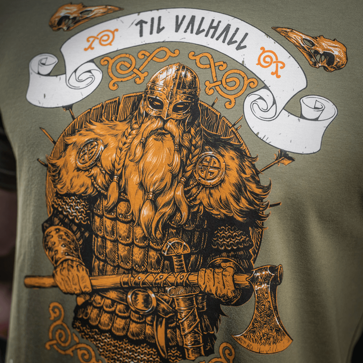 M-Tac T-shirt Viking, viikinkiprintti ja "Til Valhall" -teksti, valmistettu puuvillasta, suunniteltu inspiroimaan rohkeutta ja taistelutahtoa.