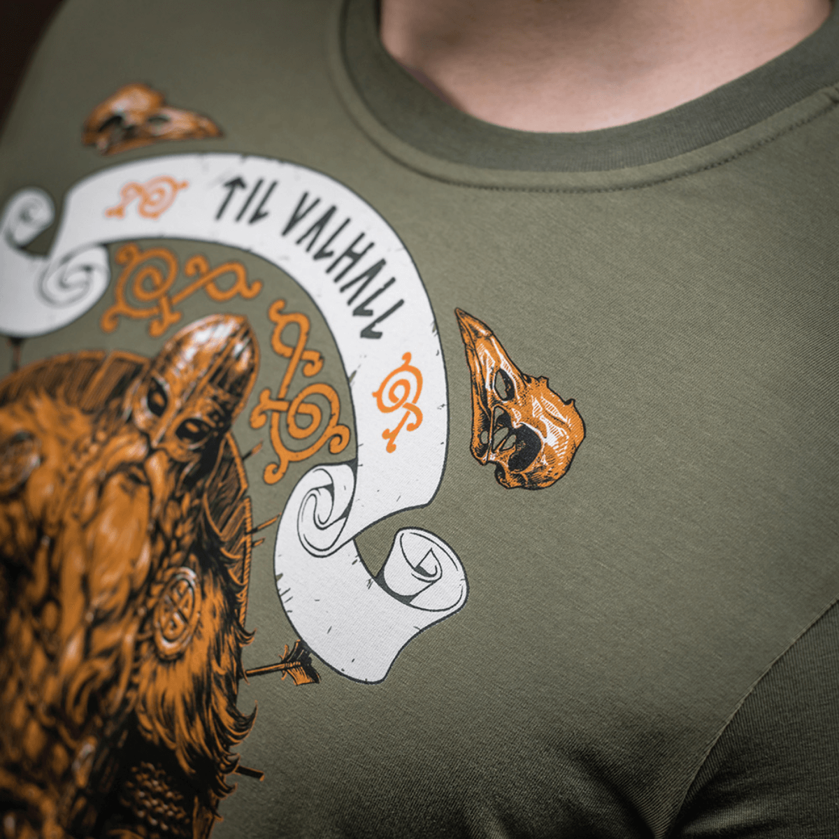 M-Tac T-shirt Viking, taisteluasuinen viikinki ja "Til Valhall" -teksti, korostaa rohkeutta ja arvoja. Valmistettu puuvillasta.