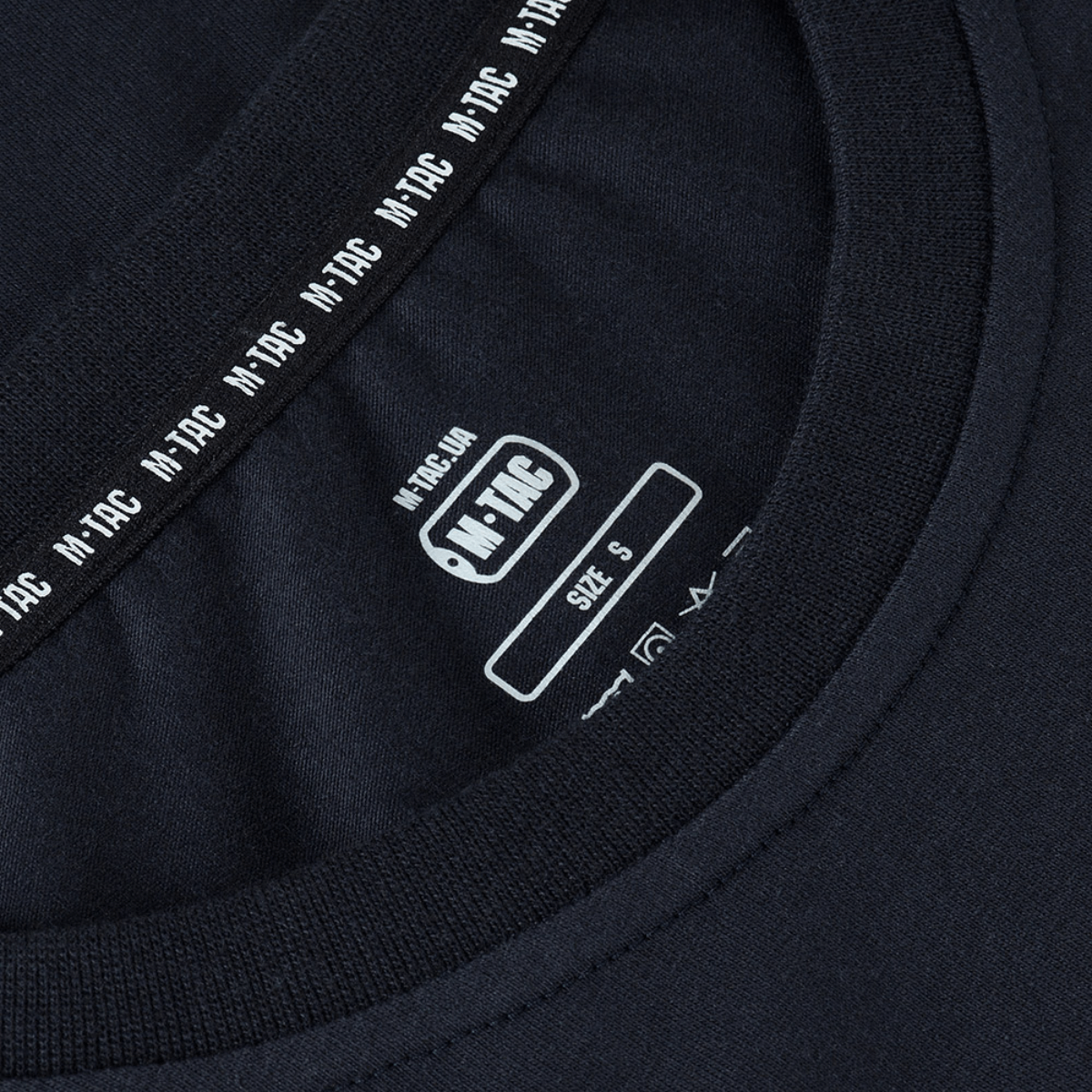 M-Tac T-shirt 93/7 Summer etiketti ja kaulus mustassa paidassa, koko S, näyttää merkinnän ja design-yksityiskohdat.