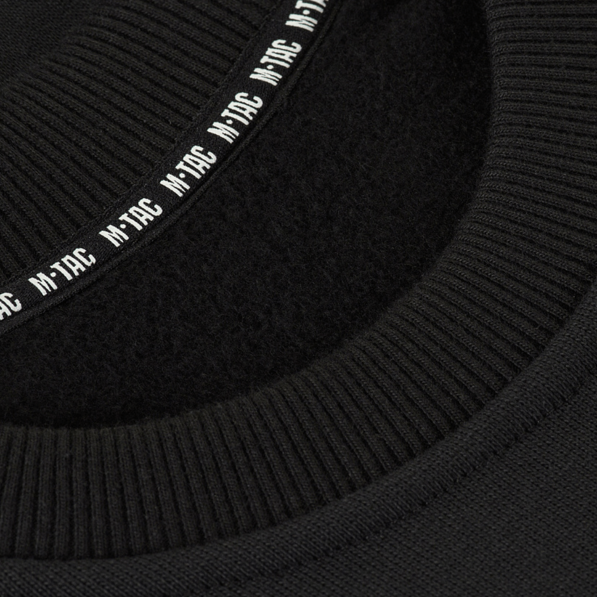 M-Tac Sweatshirt Cotton Hard, musta kaulus jossa näkyvä M-Tac-logo sisäpuolella. 100% puuvillaa mukavuutta ja lämpöä varten.