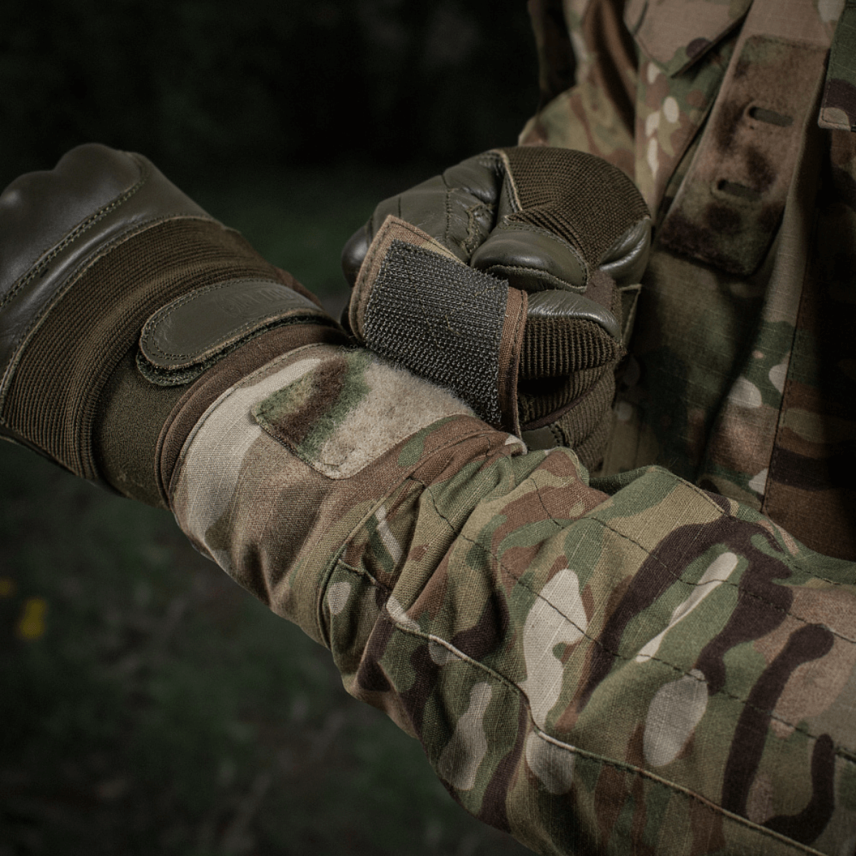 M-Tac Jakke Sturm NYCO Extreme Multicam-kuvio, suunniteltu sotilaskäyttöön, näyttää kestävyyden ja mukavuuden yksityiskohdissa.