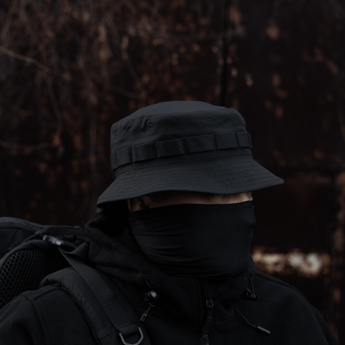 Henkilö pukeutuneena M-Tac Panama Rip-Stop army-hattuun puolijäykällä lipalla ja tuuletuksella. Suunniteltu maastokuviointiin ja tuulen suojaukseen.