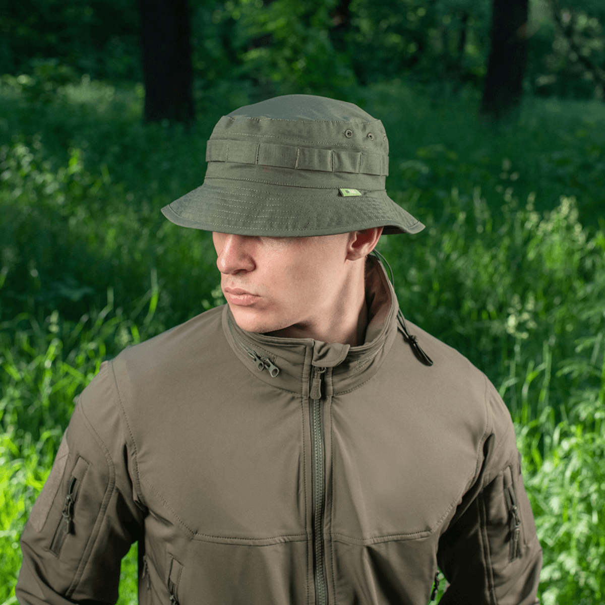 Mies, joka käyttää M-Tac Panama Rip-Stop army-hattua Boonie-mallin innoittamana metsässä.