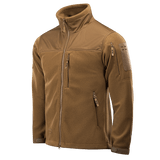 M-Tac Alpha Microfleece takki Gen.II ruskeana, suunniteltu taktiseen ja ulkokäyttöön, vahvistetut olkapäät ja hihat kulutuskestävyyteen.